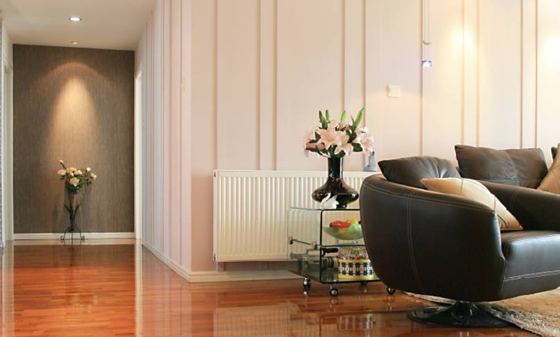     在我們挑選暖氣片時，不僅要看價格，還要看產(chǎn)品和服務(wù)，才能避免吃虧上當(dāng)。

    選擇暖氣片從哪些角度出發(fā)?

    1.看材質(zhì)

    材質(zhì)影響到產(chǎn)品的使用和壽命。廠家選擇的材質(zhì)過關(guān)，不僅在使用中減少漏水等問題，還能夠延長暖氣片的壽命。用戶在挑選材質(zhì)時，可以咨詢一下鋼管或銅管的壁厚，一些特殊產(chǎn)品的片頭和壁厚是不同的，片頭需要加厚，才能抵抗住常年侵蝕。材質(zhì)要求均勻，無凸起，無水波紋。

    2.看安裝

    很多廠家都有自己的安裝隊，或者有固定合作的安裝隊。安裝人員統(tǒng)一持證上崗，經(jīng)驗豐富。對自己工廠的產(chǎn)品也比較了解，在測量、方案設(shè)計中考慮細(xì)致全面。暖氣片安裝時噪音小，測量、打孔、懸掛、打壓等步驟齊全考究，接口緊密，管路布局橫平豎直，彎管接頭少。

    3.看工藝

    暖氣片的生產(chǎn)工藝和品牌廠家密不可分。有些不良小廠家采用回收二手暖氣片，簡單去銹刷漆之后再投放市場，雖然暖氣片價格很便宜，但這種暖氣片往往使用不了一兩年就會漏水。真正品質(zhì)好的暖氣片，往往通過下料、打孔、焊接、組裝、打壓、打磨、噴涂等幾十道精細(xì)工序生產(chǎn)而成，后還有嚴(yán)格的質(zhì)檢。這樣的暖氣片使用起來才會安心。

    4.看售后

    正規(guī)產(chǎn)品都有相關(guān)的質(zhì)保協(xié)議，在質(zhì)保期內(nèi)出現(xiàn)質(zhì)量問題可以免費更換，因為暖氣片的品質(zhì)問題給用戶造成的財產(chǎn)損失，還可以通過保險賠付。強(qiáng)大妥善的售后不僅是品牌實力的體現(xiàn)，也是產(chǎn)品過硬品質(zhì)的體現(xiàn)。

    5.看品牌

    一款品牌形成往往需要多少年的沉淀和口碑傳播，才能在市場上占領(lǐng)一席之地。品牌類廠家，不僅有實力在選材、工藝方面投入較高的成本，在后期服務(wù)上也有相關(guān)的保障。一旦產(chǎn)品出現(xiàn)問題，可以免費更換，出現(xiàn)暖氣片不熱等問題，還可以上門維修。不會出現(xiàn)暖氣片漏水等問題找不到廠家、相互推卸責(zé)任等問題。

    挑選暖氣片時，不僅要看價格，還要看產(chǎn)品和服務(wù)，才能避免吃虧上當(dāng)。

    更多資訊盡在鼎格舒適家，免費設(shè)計方案和報價。鼎格舒適家www.1weipai.com(全稱四川鼎格舒適家科技有限公司)是知名成都地暖公司，專業(yè)提供地暖，暖氣片，中央空調(diào)，新風(fēng)，凈水系統(tǒng)的銷售，設(shè)計，安裝等服務(wù)。